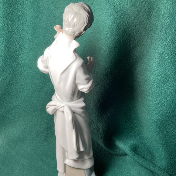 Lladro Obstetrician Doctor with Baby - Picture 4 of 10